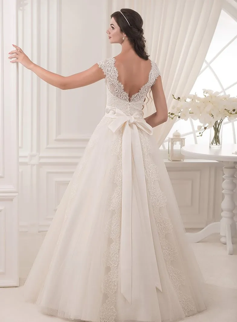---Vestido de novia online a precio barato de la colección 2021, clásico y contemporáneo de corte A confeccionado en tul con apl