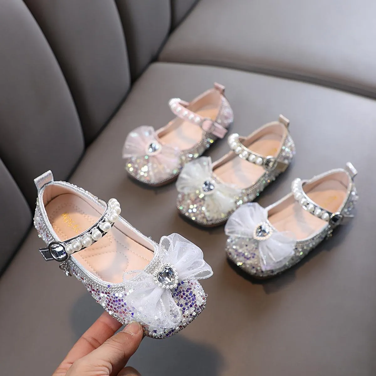 2023 Scarpe eleganti per bambini con fiocco in strass lucido Le ragazze amano le scarpe da performance Mary Janes alla moda per
