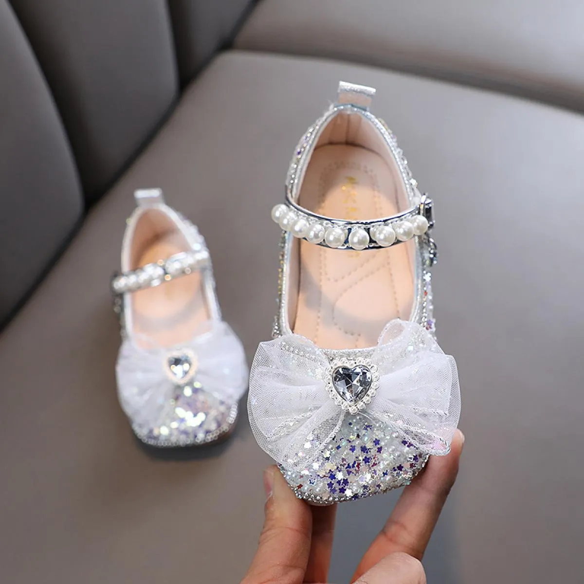 2023 Scarpe eleganti per bambini con fiocco in strass lucido Le ragazze amano le scarpe da performance Mary Janes alla moda per