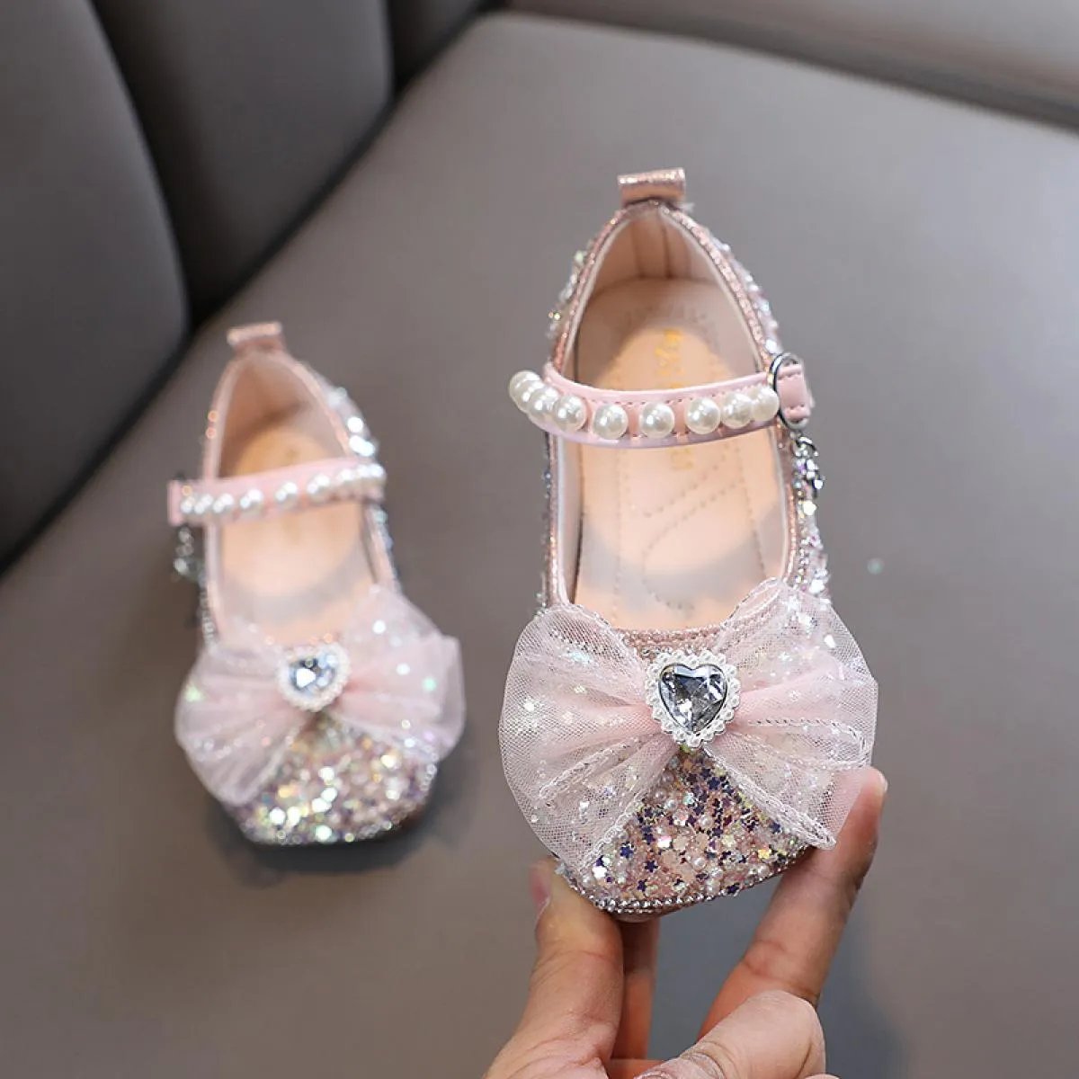 2023 Scarpe eleganti per bambini con fiocco in strass lucido Le ragazze amano le scarpe da performance Mary Janes alla moda per