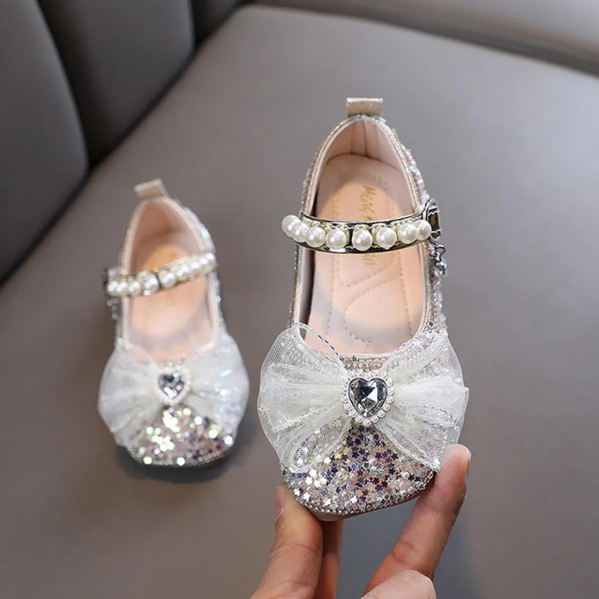 2023 Scarpe eleganti per bambini con fiocco in strass lucido Le ragazze amano le scarpe da performance Mary Janes alla moda per
