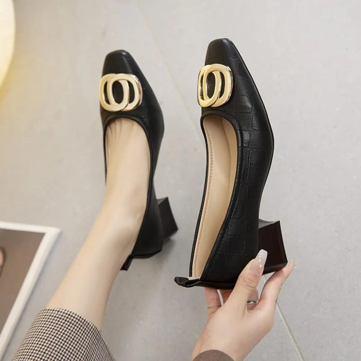 2024 Scarpe da donna eleganti con punta quadrata beige e tacco Accessori femminili in metallo Scarpe comode e carine