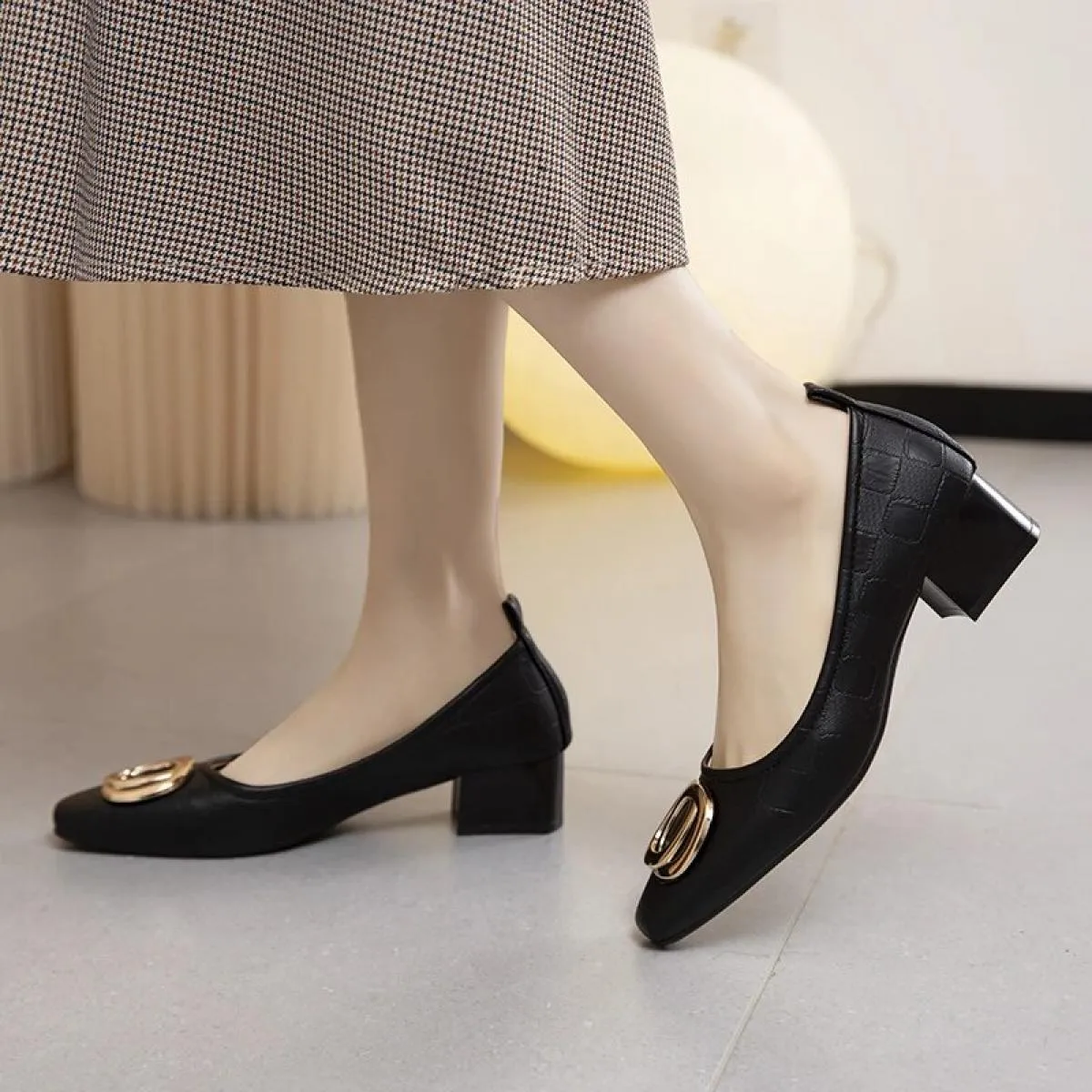 2024 Scarpe da donna eleganti con punta quadrata beige e tacco Accessori femminili in metallo Scarpe comode e carine