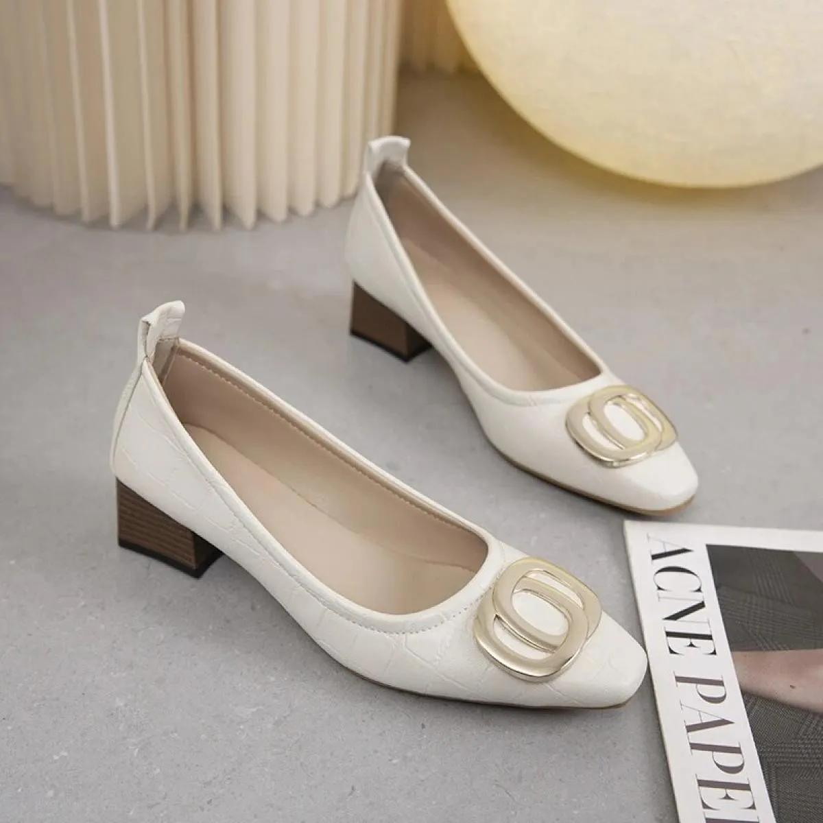 2024 Scarpe da donna eleganti con punta quadrata beige e tacco Accessori femminili in metallo Scarpe comode e carine