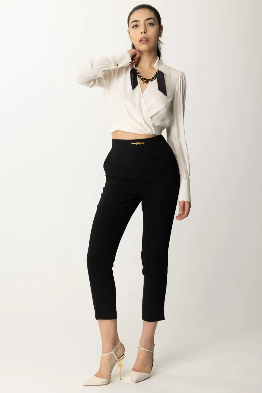 Camicia cropped con foulard e catena Burro