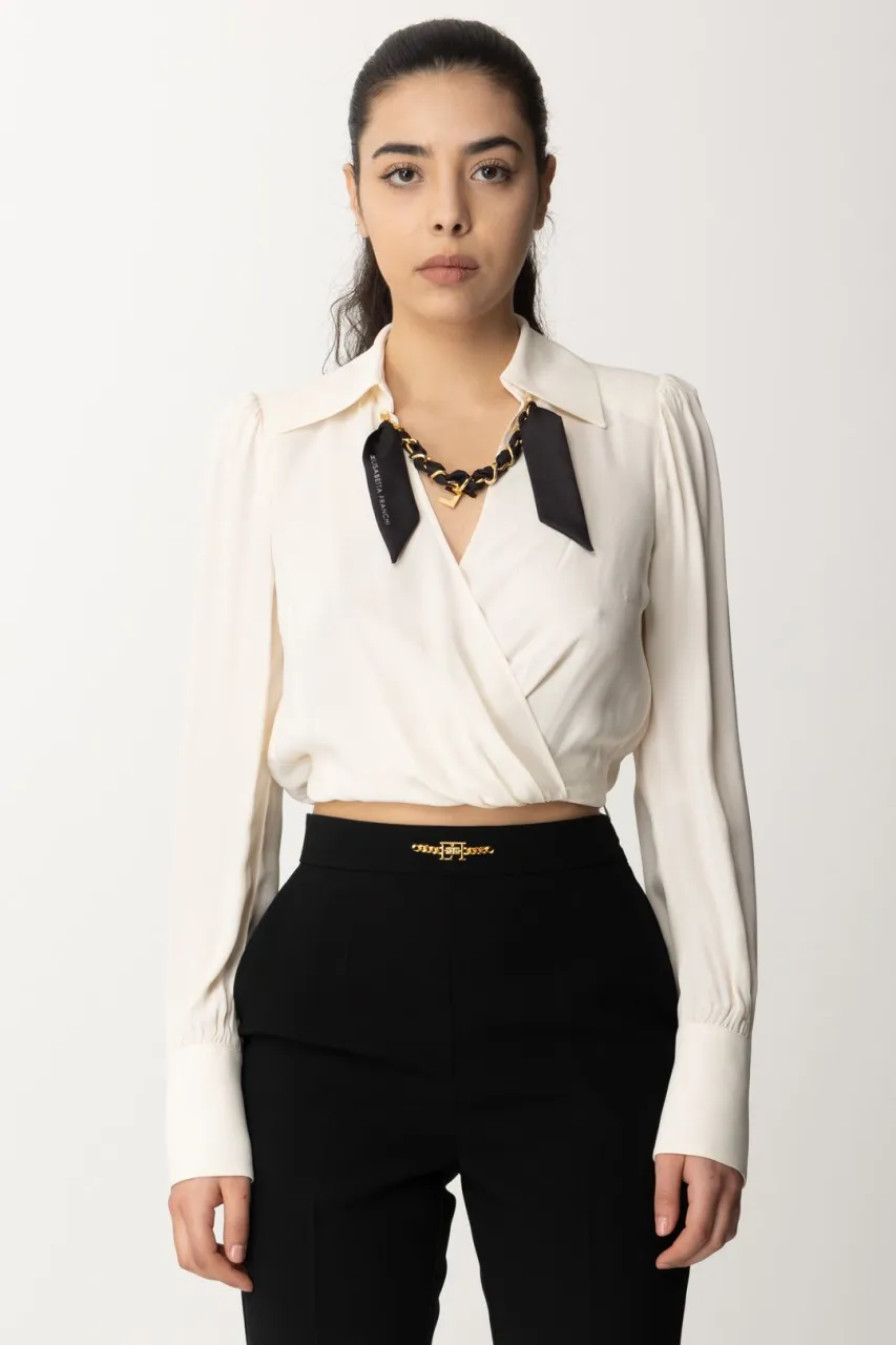Camicia cropped con foulard e catena Burro