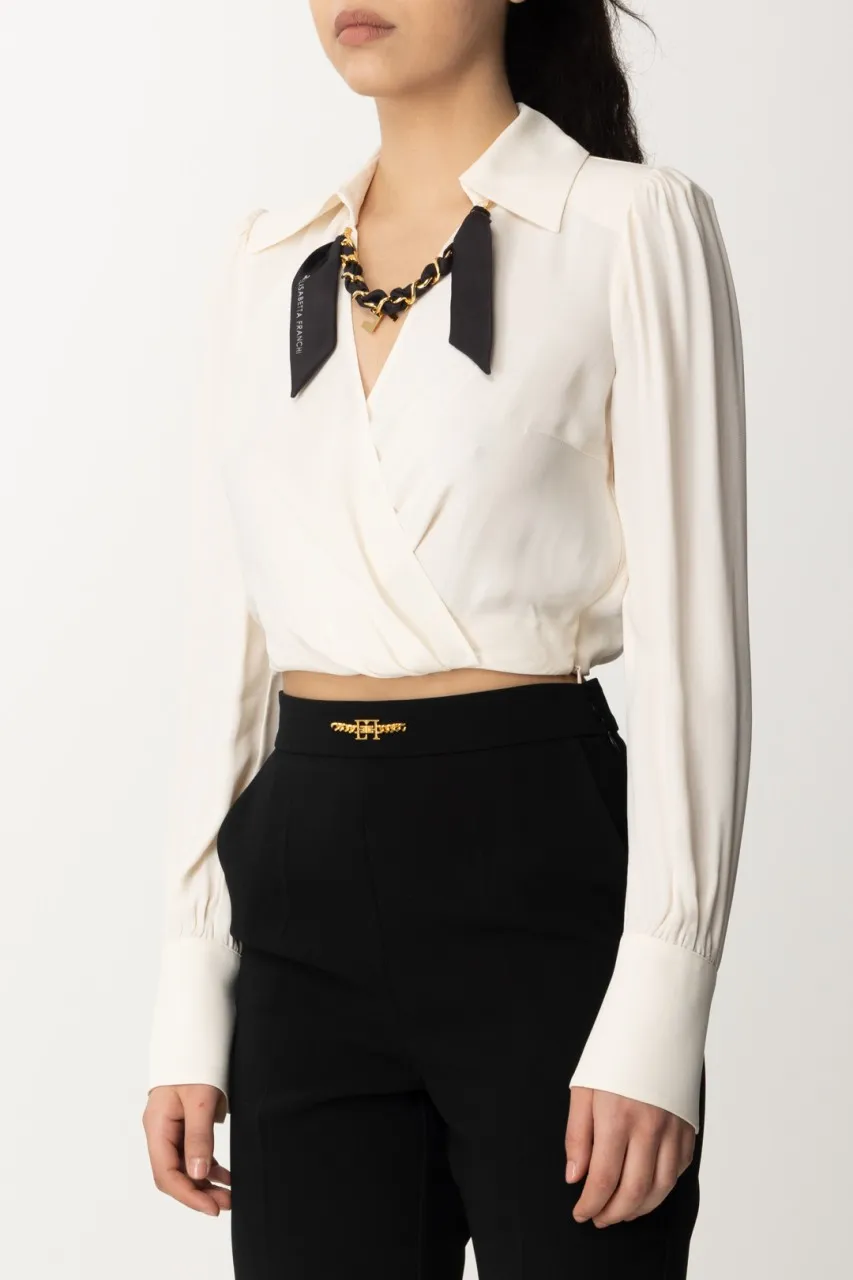 Camicia cropped con foulard e catena Burro