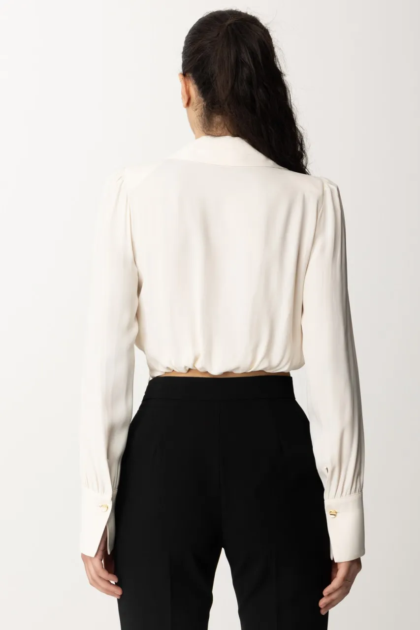 Camicia cropped con foulard e catena Burro