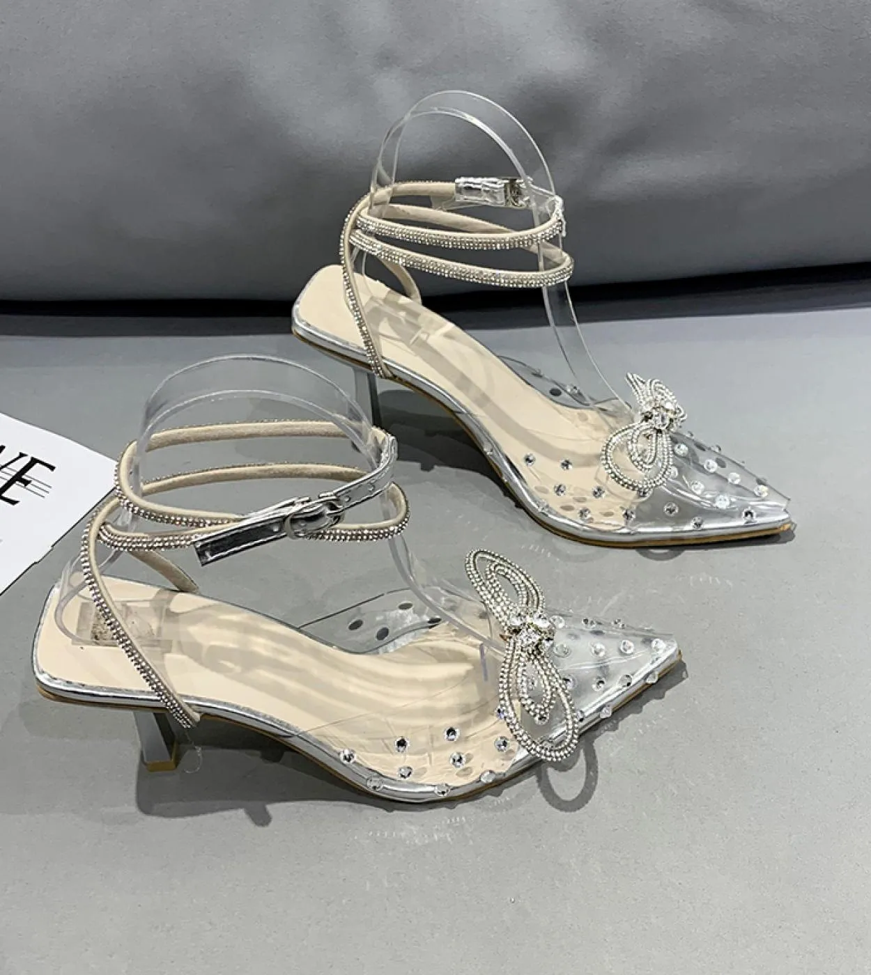 Eleganti scarpe da festa con tacco alto e punta a punta in pvc con strass decorazione con fibbia alla caviglia sandali bordati d
