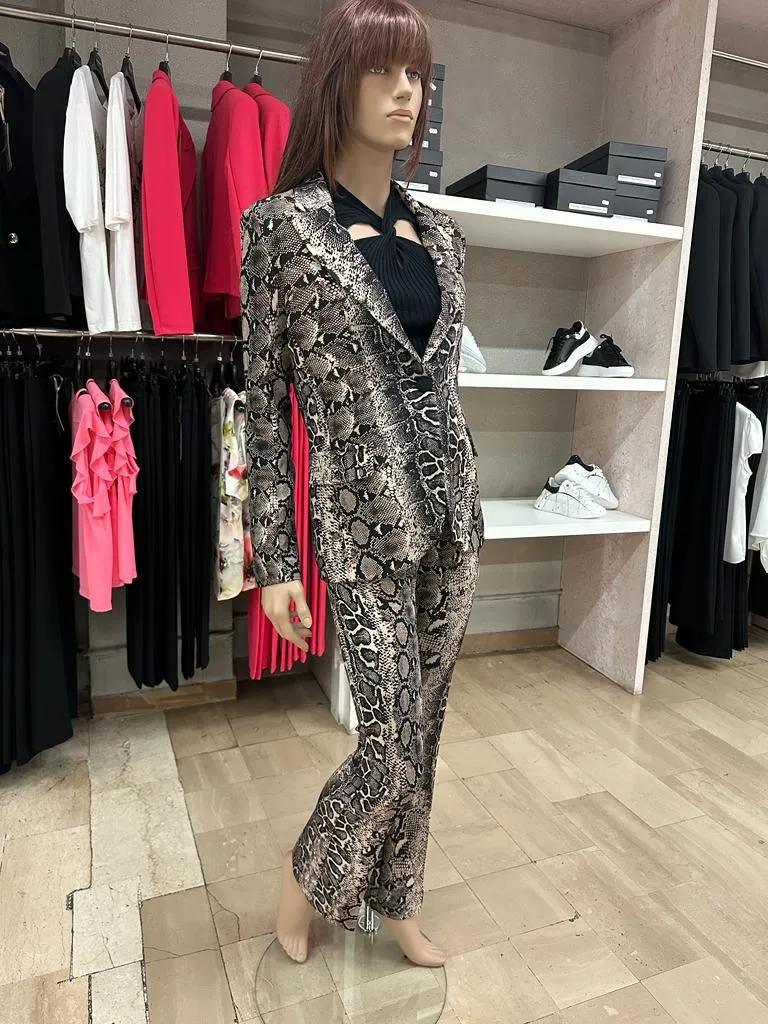 Giacca RINASCIMENTO in tessuto tecnico pitonata con chiusura a singolo bottone, tasche chiuse, disponibile anche con il pantalon