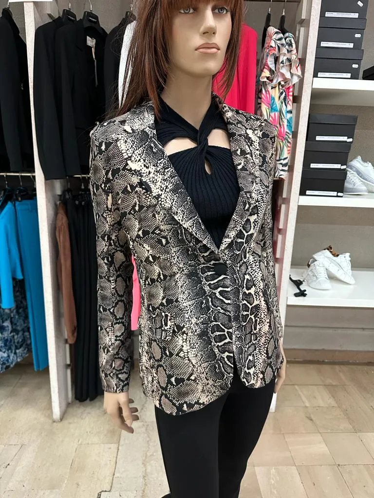 Giacca RINASCIMENTO in tessuto tecnico pitonata con chiusura a singolo bottone, tasche chiuse, disponibile anche con il pantalon