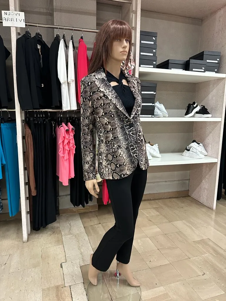 Giacca RINASCIMENTO in tessuto tecnico pitonata con chiusura a singolo bottone, tasche chiuse, disponibile anche con il pantalon