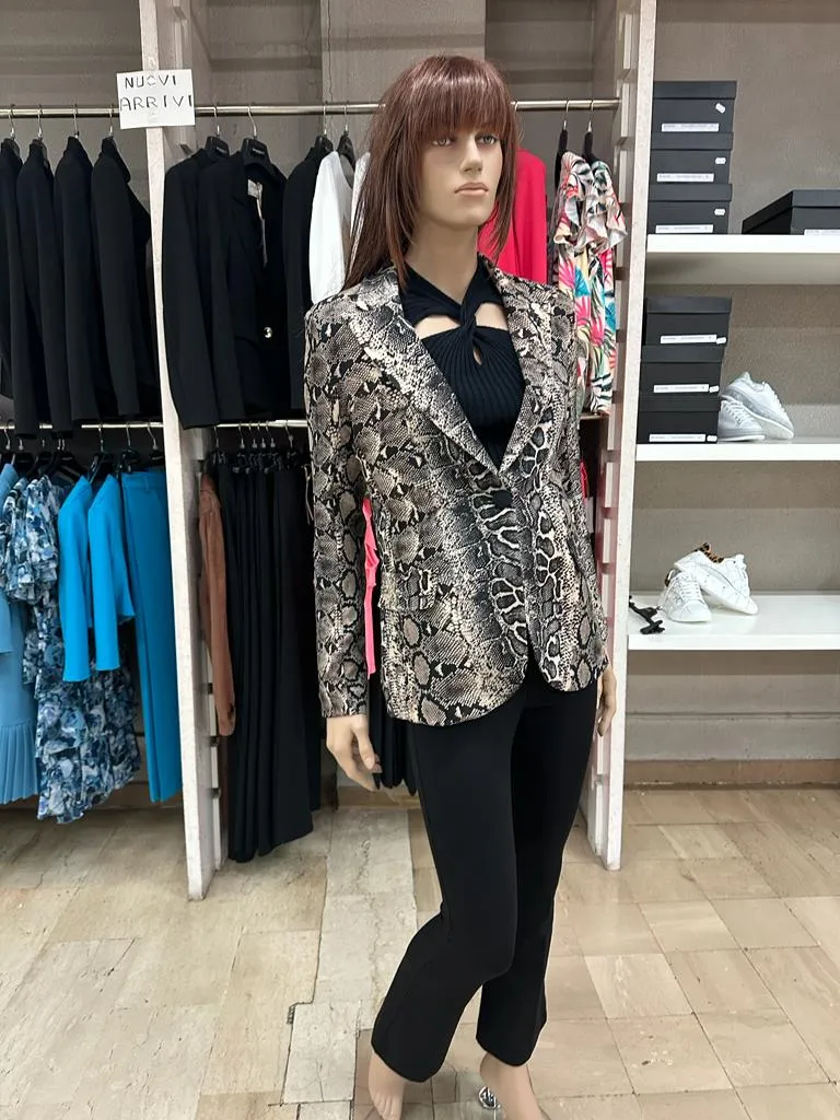Giacca RINASCIMENTO in tessuto tecnico pitonata con chiusura a singolo bottone, tasche chiuse, disponibile anche con il pantalon