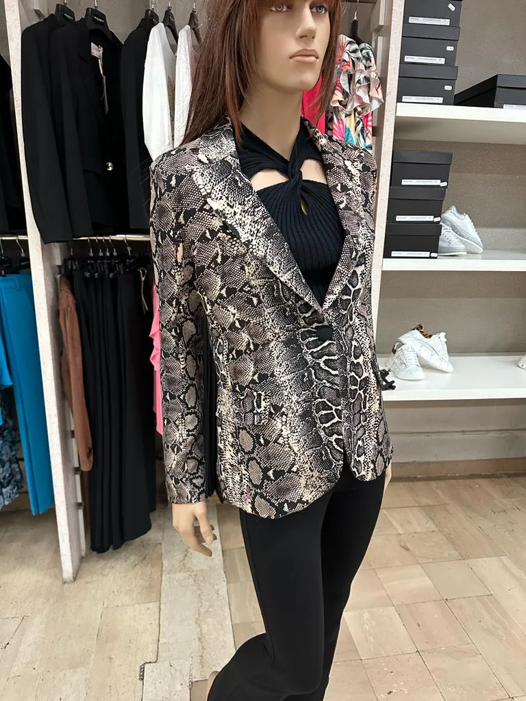 Giacca RINASCIMENTO in tessuto tecnico pitonata con chiusura a singolo bottone, tasche chiuse, disponibile anche con il pantalon