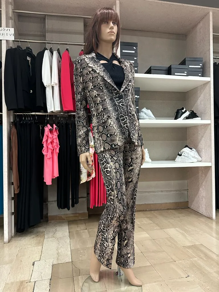 Giacca RINASCIMENTO in tessuto tecnico pitonata con chiusura a singolo bottone, tasche chiuse, disponibile anche con il pantalon
