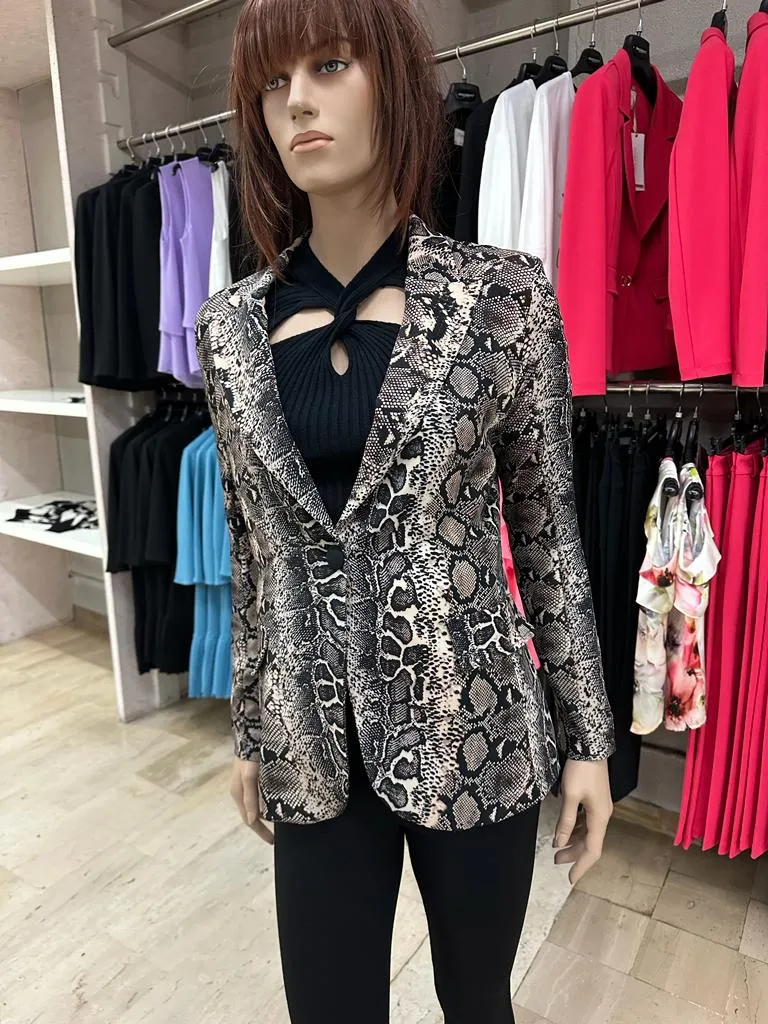 Giacca RINASCIMENTO in tessuto tecnico pitonata con chiusura a singolo bottone, tasche chiuse, disponibile anche con il pantalon