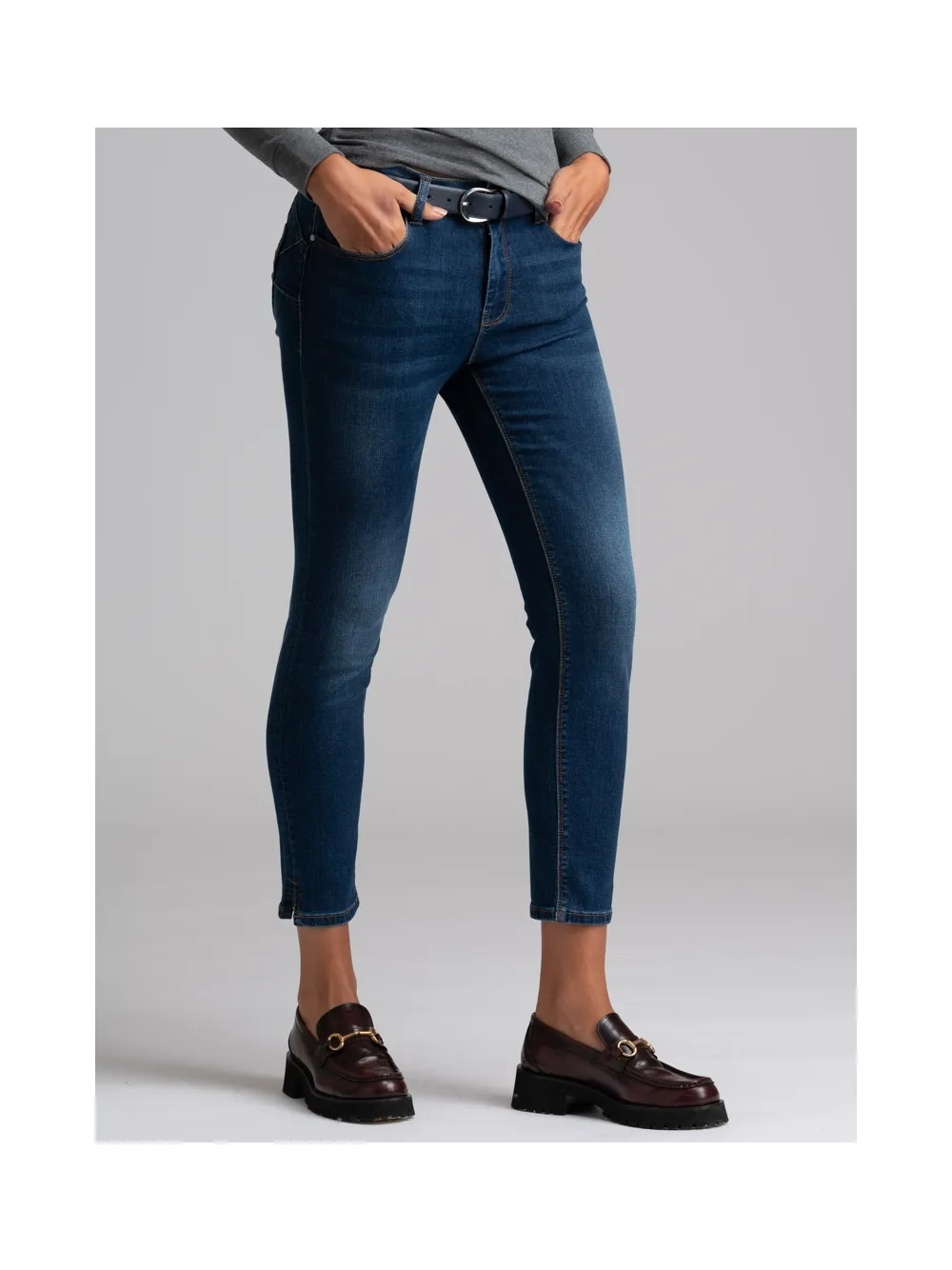 Jeans donna 5 tasche a sigaretta lavaggio medio