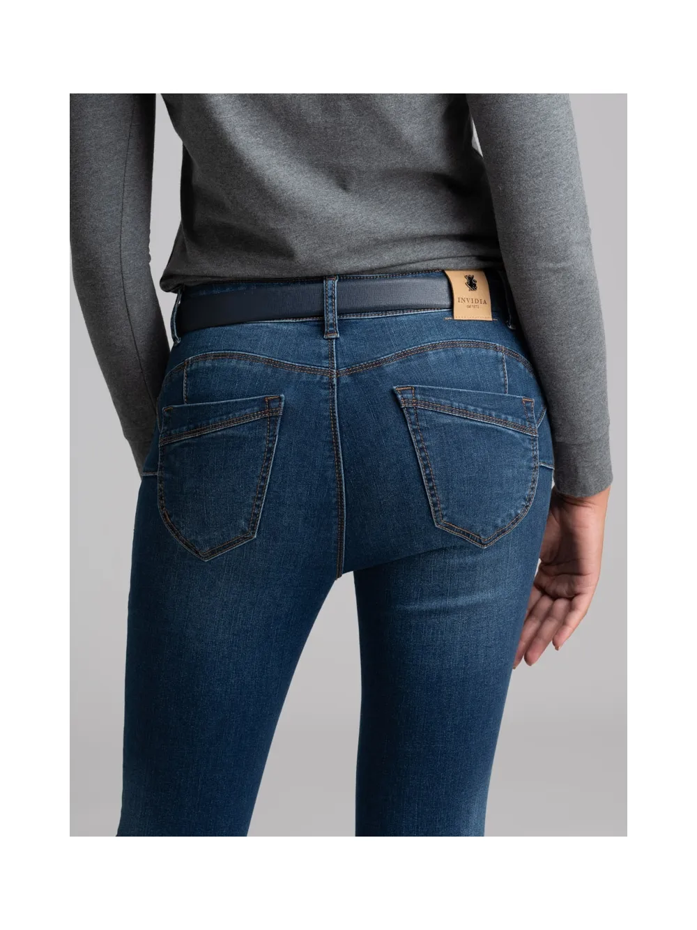 Jeans donna 5 tasche a sigaretta lavaggio medio