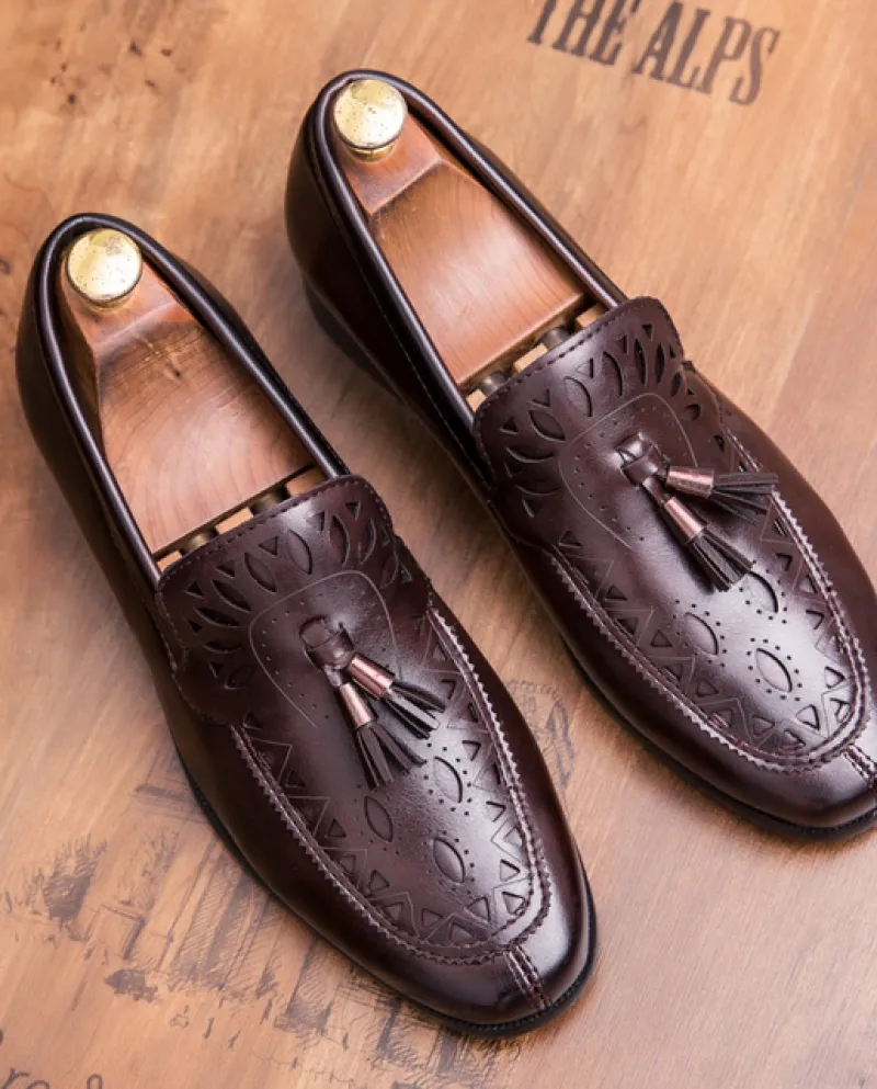 Moda uomo alla moda con nappe intagliate con motivo Oxford Scarpe da guida Abito da ballo da sposa Calzature formali Zapatos Hom