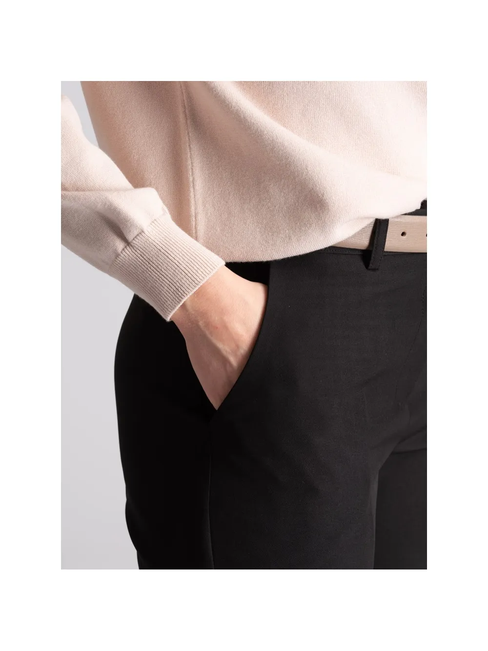 Pantalone donna nero a sigaretta in tessuto bistretch