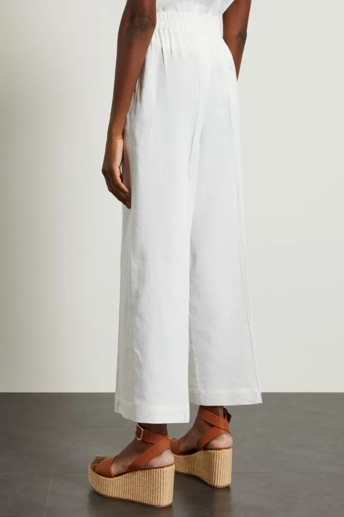 Pantaloni ampi con piega stirata