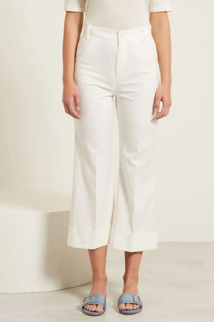 Pantaloni flare con risvolti