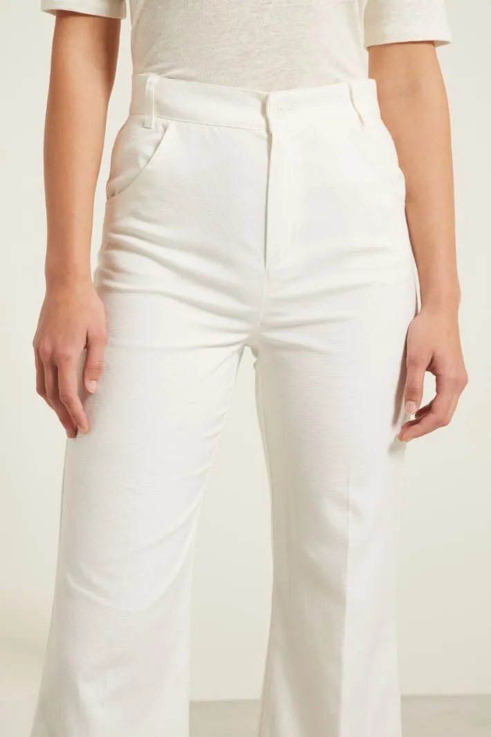 Pantaloni flare con risvolti