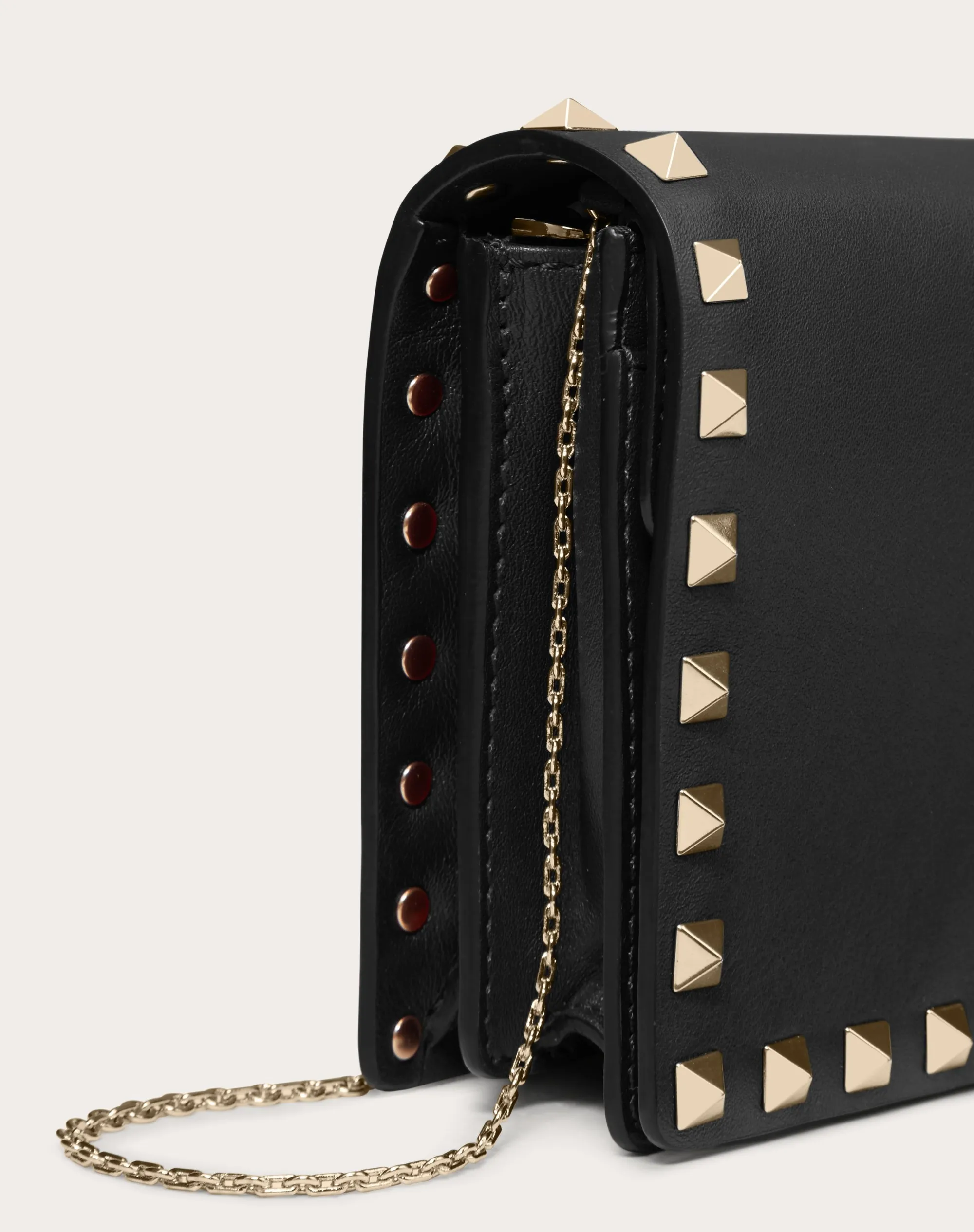 POUCH CON CATENA ROCKSTUD IN VITELLO