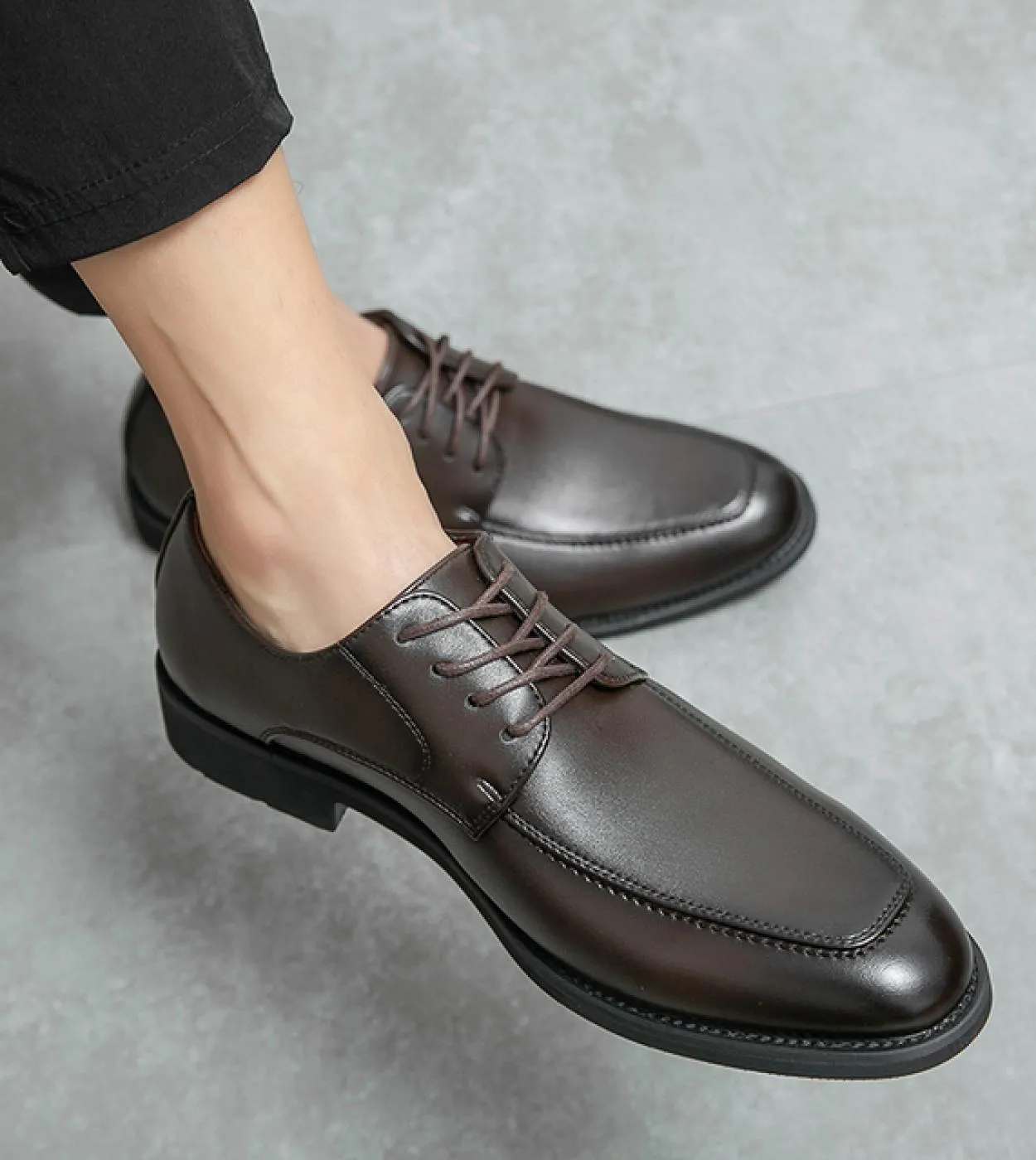 Scarpe da abito da sposa Scarpe da uomo in pelle verniciata di alta qualità Scarpe da ufficio Business 2022 Scarpe formali da uo