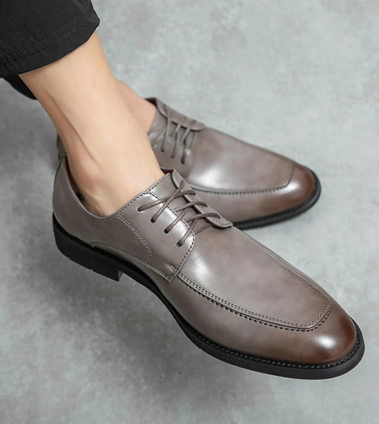 Scarpe da abito da sposa Scarpe da uomo in pelle verniciata di alta qualità Scarpe da ufficio Business 2022 Scarpe formali da uo