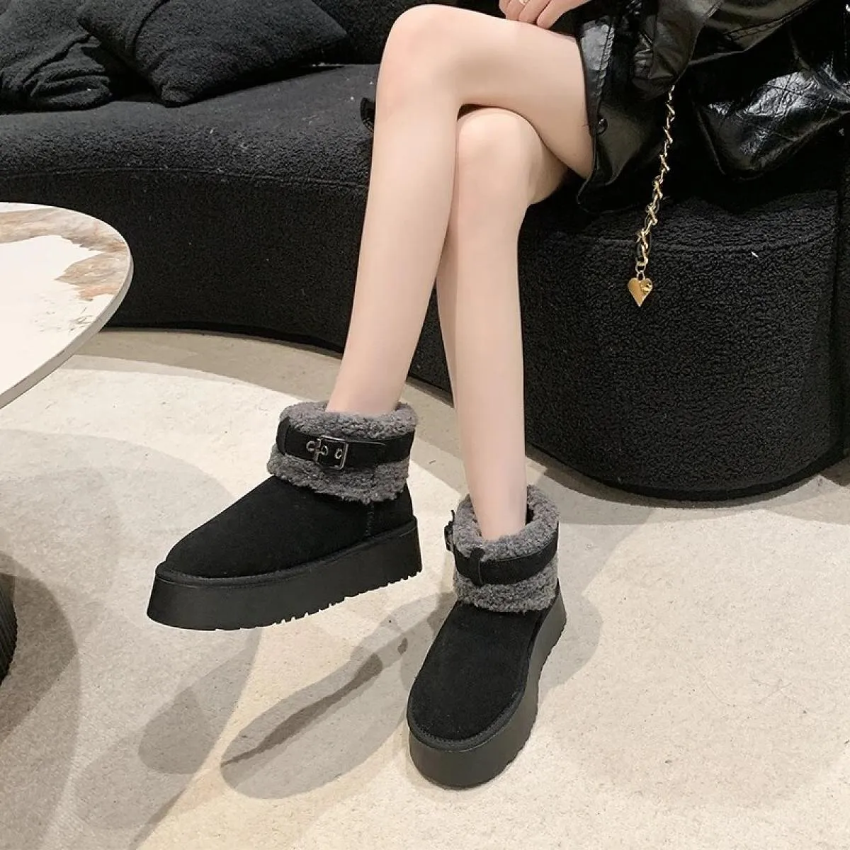 Scarpe da donna alla moda con top in velluto stivali caldi alla caviglia e da neve stivali corti piatti invernali con tacco medi