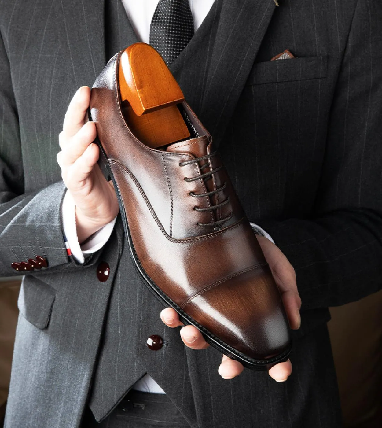 Scarpe eleganti da uomo eleganti italiane Scarpe da uomo di lusso in vera pelle di mucca 2023 Estate New Designer Fashion Weddin