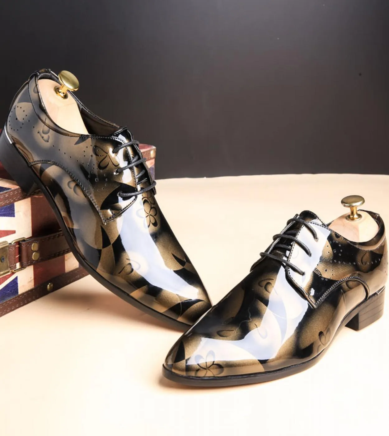 Scarpe eleganti da uomo in pelle verniciata alla moda per uomo Scarpe da cerimonia da sposa con punta a punta Scarpe da uomo Oxf