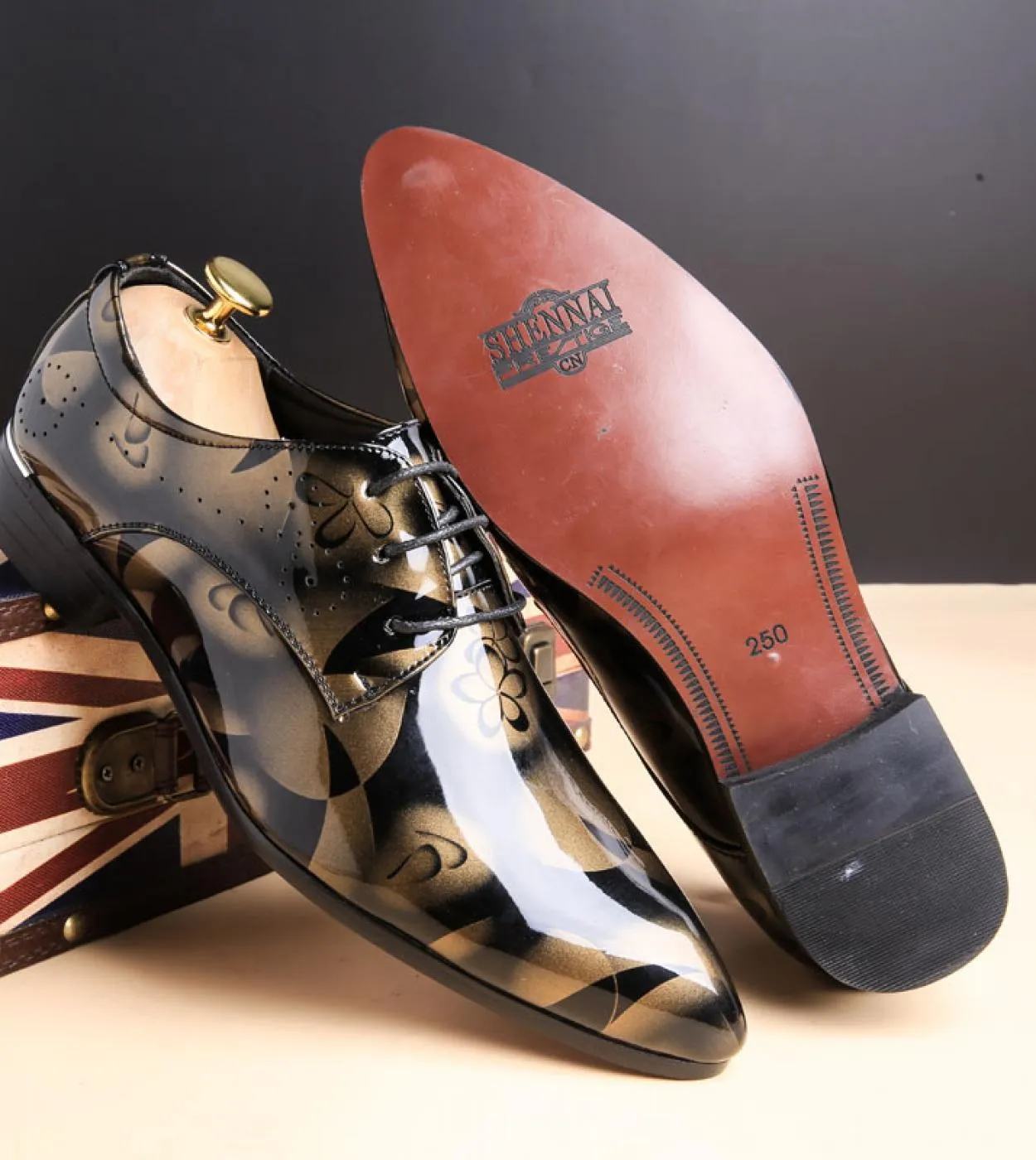 Scarpe eleganti da uomo in pelle verniciata alla moda per uomo Scarpe da cerimonia da sposa con punta a punta Scarpe da uomo Oxf