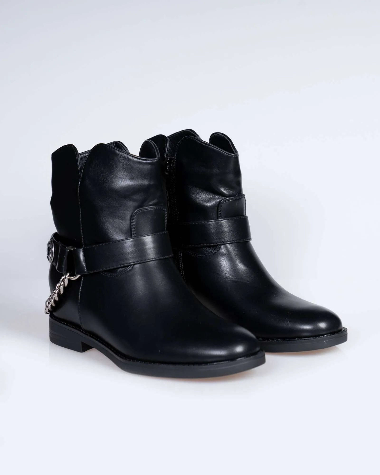 Stivaletto con cinturino e catena