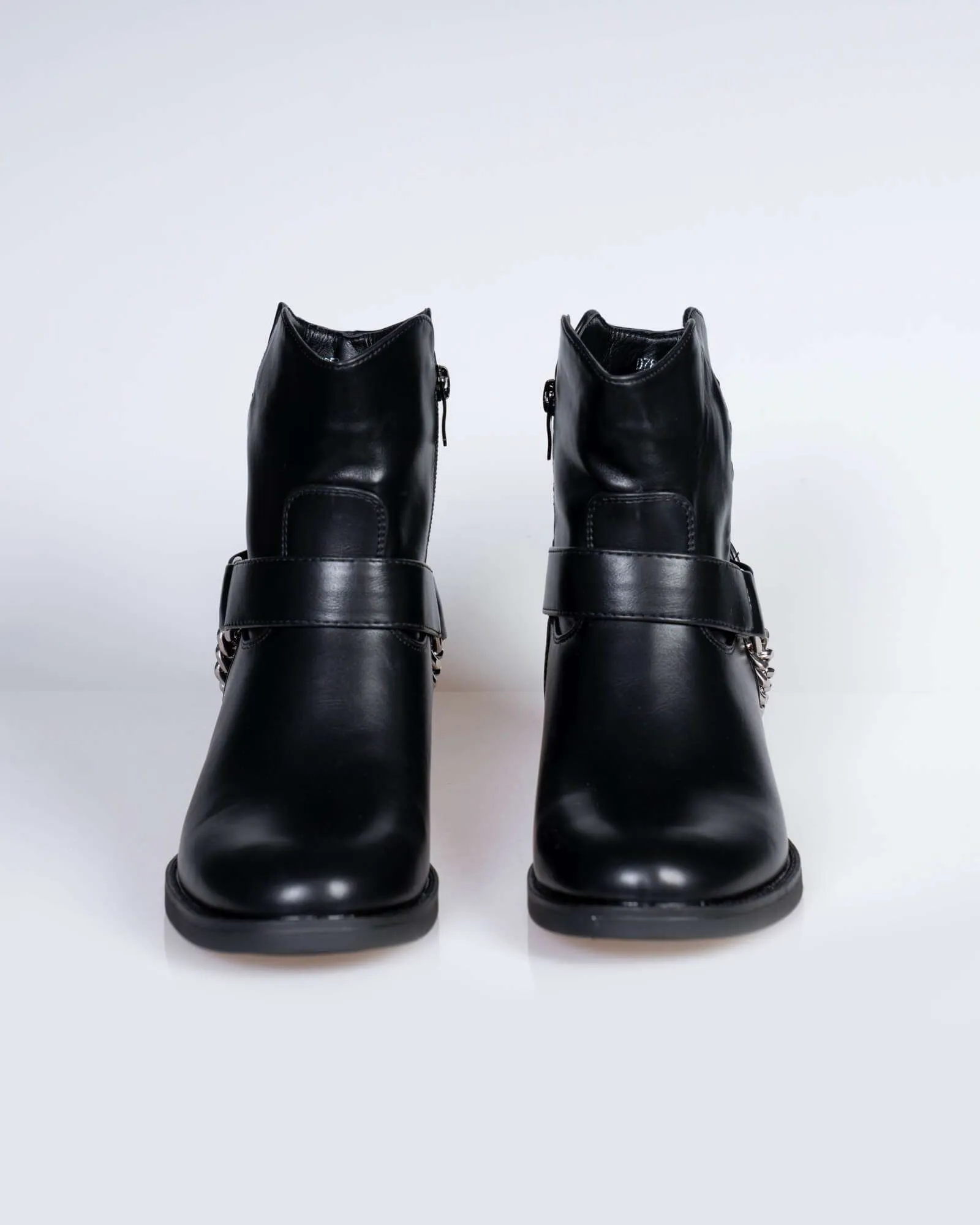 Stivaletto con cinturino e catena
